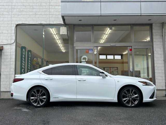 レクサス ＥＳ 300h Fスポーツ 埼玉県 2019(平31)年 4万km ホワイトノーヴァガラスフレーク メーカーナビ/【CD/DVD/フルセグ/Bluetooth】/バックカメラ/ムーンルーフ/レーダークルーズコントロール/プリクラッシュセーフティシステム/ブラインドスポットモニター/シーケンシャルターンランプ/3眼LEDヘッドライト/パワーシート/シートヒーター/エアーシート/ステアリングヒーター/ドライブレコーダー/ETC