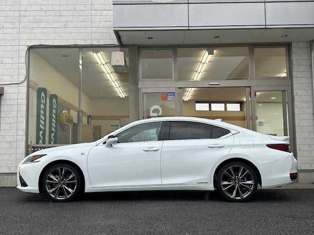 レクサス ＥＳ 300h Fスポーツ 埼玉県 2019(平31)年 4万km ホワイトノーヴァガラスフレーク メーカーナビ/【CD/DVD/フルセグ/Bluetooth】/バックカメラ/ムーンルーフ/レーダークルーズコントロール/プリクラッシュセーフティシステム/ブラインドスポットモニター/シーケンシャルターンランプ/3眼LEDヘッドライト/パワーシート/シートヒーター/エアーシート/ステアリングヒーター/ドライブレコーダー/ETC