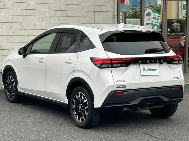 日産 ノート オーテック Xオーバー FOUR +アクティブ 埼玉県 2023(令5)年 2.3万km ピュアホワイトパール 登録時22341km/ワンオーナー/4WD/日産コネクトナビ(AM/FM/BT/フルセグTV)/B・F・S・全方位カメラ/純正ドライブレコーダー（前）/クルーズコントロール追従有/BSM/プロパイロット/前後コーナーセンサー/置くだけ充電/ビルトインETC2.0/純正フロアマット/純正ドアバイザー/ルーフレール/ＡＵＴＥＣＨ専用インテリア/専用ブラックレザレットシート/専用ブラック本革巻ステアリング/前席シートヒーター/ステアリングヒーター/ステアリングスイッチ/AUTECH16インチAW/純正ＬＥＤヘッドライト/フォグランプ/オートライト/トノカバー/横滑り防止装置/プッシュスタート/スマートキー/スペアキー1本/車両/ナビ取扱説明書/保証書