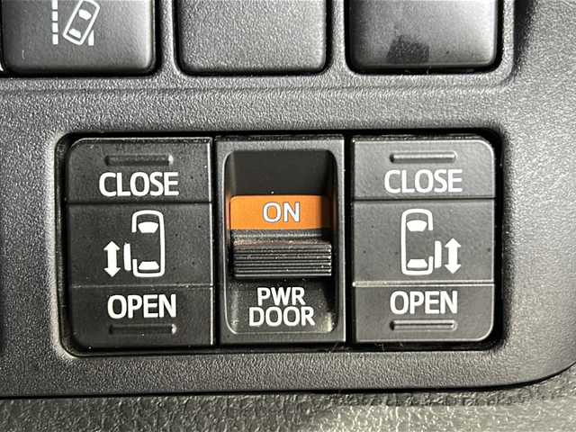 トヨタ ヴォクシー ハイブリッド ZS 煌 茨城県 2018(平30)年 9.6万km イナズマスパーキングブラックガラスフレーク ALPINEナビ（X9Z）/【フルセグTV/CD/DVD/Bluetooth】/バックカメラ/ALPINE12.8インチフリップダウンモニター/両側パワースライドドア/プリクラッシュセーフティ/レーンディパーチャーアラート/クルーズコントロール/横滑り防止装置/ドライブレコーダー/前席シートヒーター/純正16インチAW/ETC/オートハイビーム/オートライト/フォグランプ/純正フロアマット/純正ドアバイザー/ISOFIX