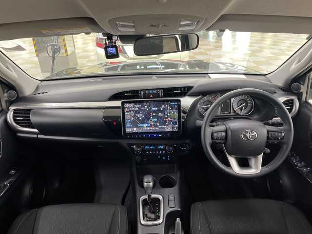 トヨタ ハイラックス Z 神奈川県 2023(令5)年 0.7万km アティチュードブラックマイカ ALPINE11インチナビ/（Bluetooth/CD/DVD/TV)/ドライブレコーダー(前後)/衝突被害軽減システム/車線逸脱警報/バックカメラ/クルーズコントロール/横滑り防止装置/ETC/アイドリングストップ/LEDヘッドライト/フォグランプ/オートライト/ウィンカーミラー/電動格納ミラー/純正17インチAW/シートリフター/プッシュスタート/スマートキー/フロアマット/プリクラッシュセーフティシステム/レーンディパーチャーアラート