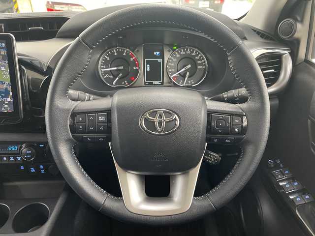 トヨタ ハイラックス Z 神奈川県 2023(令5)年 0.7万km アティチュードブラックマイカ ALPINE11インチナビ/（Bluetooth/CD/DVD/TV)/ドライブレコーダー(前後)/衝突被害軽減システム/車線逸脱警報/バックカメラ/クルーズコントロール/横滑り防止装置/ETC/アイドリングストップ/LEDヘッドライト/フォグランプ/オートライト/ウィンカーミラー/電動格納ミラー/純正17インチAW/シートリフター/プッシュスタート/スマートキー/フロアマット/プリクラッシュセーフティシステム/レーンディパーチャーアラート