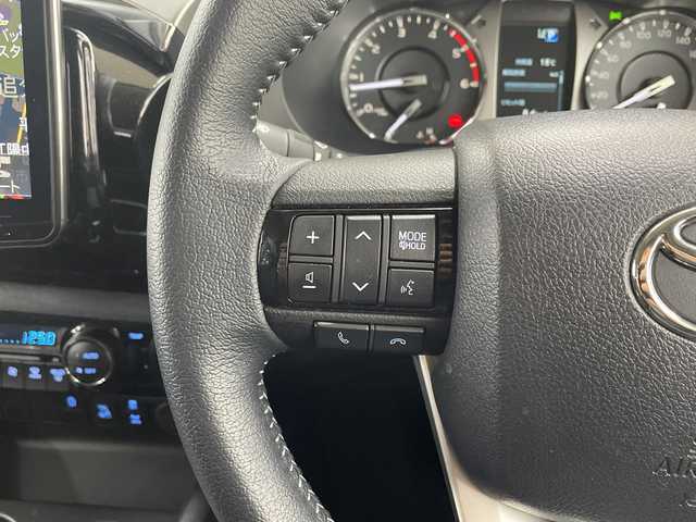 トヨタ ハイラックス Z 神奈川県 2023(令5)年 0.7万km アティチュードブラックマイカ ALPINE11インチナビ/（Bluetooth/CD/DVD/TV)/ドライブレコーダー(前後)/衝突被害軽減システム/車線逸脱警報/バックカメラ/クルーズコントロール/横滑り防止装置/ETC/アイドリングストップ/LEDヘッドライト/フォグランプ/オートライト/ウィンカーミラー/電動格納ミラー/純正17インチAW/シートリフター/プッシュスタート/スマートキー/フロアマット/プリクラッシュセーフティシステム/レーンディパーチャーアラート