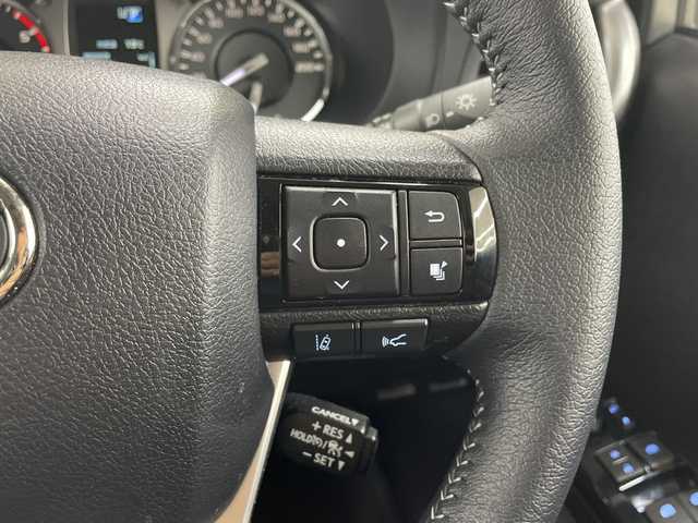 トヨタ ハイラックス Z 神奈川県 2023(令5)年 0.7万km アティチュードブラックマイカ ALPINE11インチナビ/（Bluetooth/CD/DVD/TV)/ドライブレコーダー(前後)/衝突被害軽減システム/車線逸脱警報/バックカメラ/クルーズコントロール/横滑り防止装置/ETC/アイドリングストップ/LEDヘッドライト/フォグランプ/オートライト/ウィンカーミラー/電動格納ミラー/純正17インチAW/シートリフター/プッシュスタート/スマートキー/フロアマット/プリクラッシュセーフティシステム/レーンディパーチャーアラート