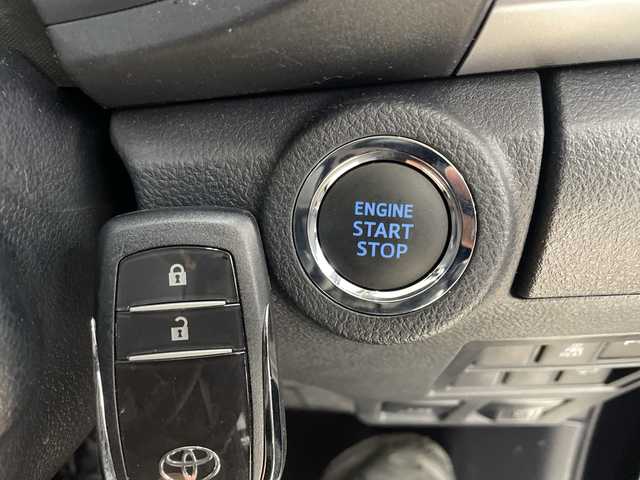 トヨタ ハイラックス Z 神奈川県 2023(令5)年 0.7万km アティチュードブラックマイカ ALPINE11インチナビ/（Bluetooth/CD/DVD/TV)/ドライブレコーダー(前後)/衝突被害軽減システム/車線逸脱警報/バックカメラ/クルーズコントロール/横滑り防止装置/ETC/アイドリングストップ/LEDヘッドライト/フォグランプ/オートライト/ウィンカーミラー/電動格納ミラー/純正17インチAW/シートリフター/プッシュスタート/スマートキー/フロアマット/プリクラッシュセーフティシステム/レーンディパーチャーアラート