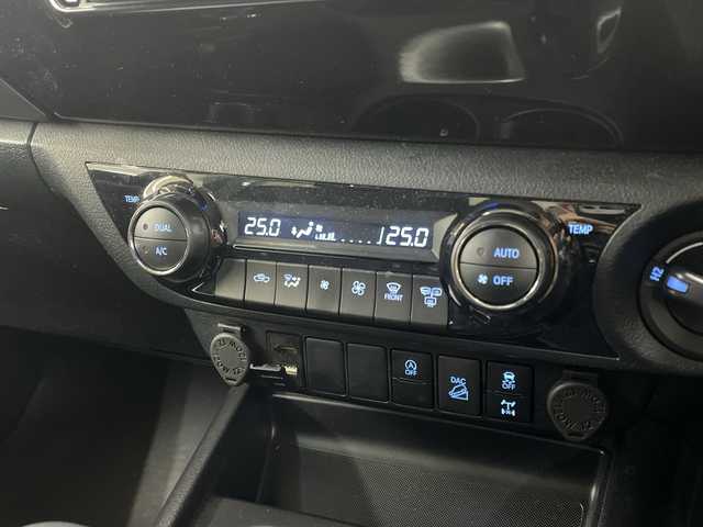 トヨタ ハイラックス Z 神奈川県 2023(令5)年 0.7万km アティチュードブラックマイカ ALPINE11インチナビ/（Bluetooth/CD/DVD/TV)/ドライブレコーダー(前後)/衝突被害軽減システム/車線逸脱警報/バックカメラ/クルーズコントロール/横滑り防止装置/ETC/アイドリングストップ/LEDヘッドライト/フォグランプ/オートライト/ウィンカーミラー/電動格納ミラー/純正17インチAW/シートリフター/プッシュスタート/スマートキー/フロアマット/プリクラッシュセーフティシステム/レーンディパーチャーアラート