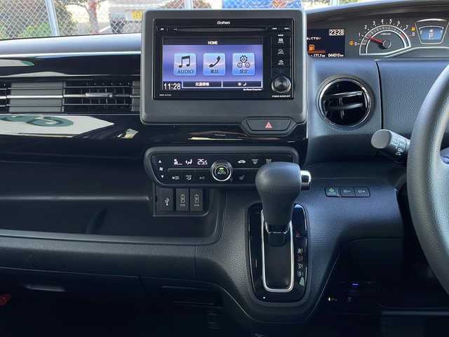 ホンダ Ｎ ＢＯＸ カスタム L 山口県 2021(令3)年 4.4万km プレミアムグラマラスブロンズP 純正ディスプレイオーディオ【WX-211C】/・ワンセグテレビ/・CD/・Bluetooth/・iPod/USB/・AM/FM/ETC/前方ドライブレコーダー/片側パワースライドドア/プッシュスタート/スマートキー/シートヒーター（運転席＋助手席）/LEDヘッドライト/オートライト/USB入力端子/USB充電端子×２/シガーソケット/ホンダセンシング/・衝突軽減ブレーキ/・先行車発進お知らせ機能/・歩行者事故低減ステアリング/・路外逸脱抑制機能/・標識認識機能/・渋滞追従機能付アダプティブクルーズコントロール/・車線維持支援システム/・オートハイビーム/・後方誤発進抑制機能、/・近距離街突軽減ブレーキ/・パーキングセンサーシステム/保証書