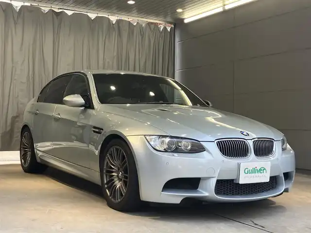 ＢＭＷ Ｍ３ セダン 東京都 2008(平20)年 10.6万km シルバーストーンⅡ F6マニュアル/純正ナビゲーション/黒レザーシート/シートヒータ・シートメモリー/前席電動シート/キセノンライト/プッシュスタート/キーレス/クルーズコントロール/BlueTooth/リアガラスシェイド/ビルシュタイン/メーカー保証書/取扱説明書/記録簿H202122232425262728293031/　　　　R23456年有/純正アルミホイール18インチ/純正フロアマット/外部検査実施済4点