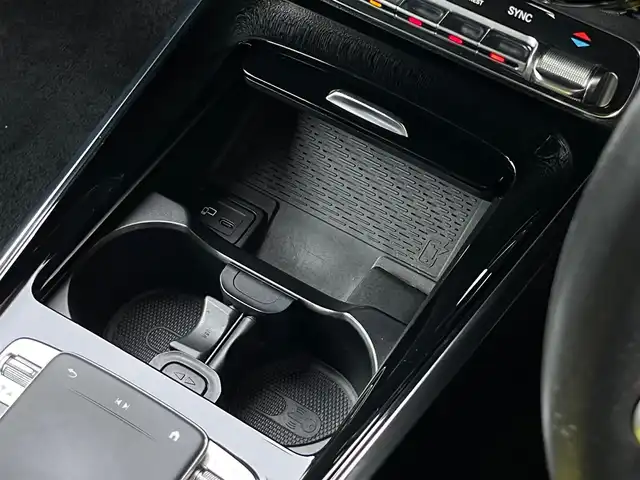 メルセデス・ベンツ ＧＬＢ２００ｄ 山梨県 2020(令2)年 5万km 白 純正HDDナビ/フルセグTV