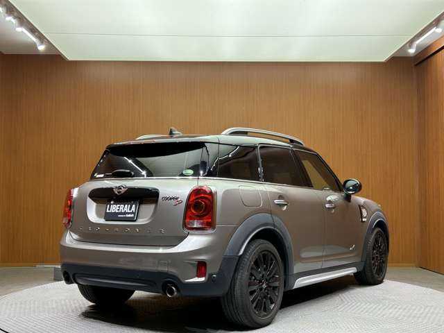 ＭＩＮＩ ミニ クロスオーバー クーパー SD オール4 千葉県 2017(平29)年 7.3万km メルティングシルバーM 黒革　/シートヒーター　/パワーシート　/ＡＣＣ　/純正ナビ　/バックカメラ　　/ＬＥＤヘッドライト　/オートライト　/リアＰＤＣ　/１オーナー　/電動リアゲート　/ＥＴＣ　/純正１８インチＡＷ　/ドライブレコーダー