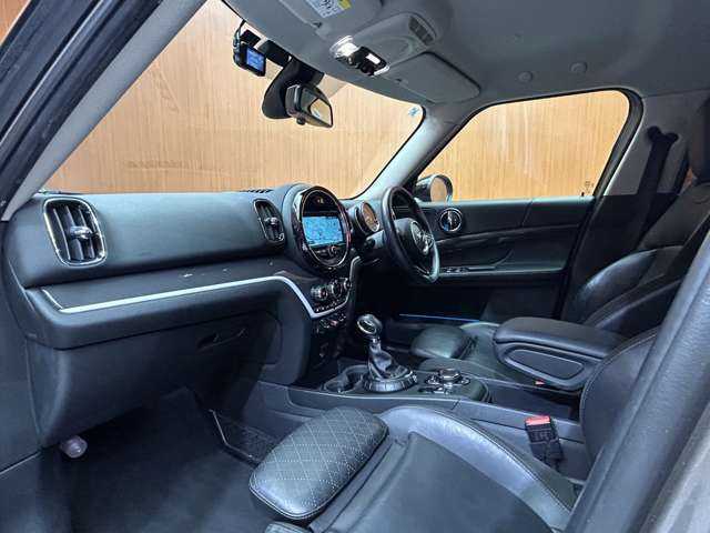 ＭＩＮＩ ミニ クロスオーバー クーパー SD オール4 千葉県 2017(平29)年 7.3万km メルティングシルバーM 黒革　/シートヒーター　/パワーシート　/ＡＣＣ　/純正ナビ　/バックカメラ　　/ＬＥＤヘッドライト　/オートライト　/リアＰＤＣ　/１オーナー　/電動リアゲート　/ＥＴＣ　/純正１８インチＡＷ　/ドライブレコーダー