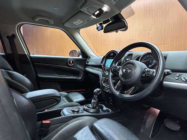 ＭＩＮＩ ミニ クロスオーバー クーパー SD オール4 千葉県 2017(平29)年 7.3万km メルティングシルバーM 黒革　/シートヒーター　/パワーシート　/ＡＣＣ　/純正ナビ　/バックカメラ　　/ＬＥＤヘッドライト　/オートライト　/リアＰＤＣ　/１オーナー　/電動リアゲート　/ＥＴＣ　/純正１８インチＡＷ　/ドライブレコーダー