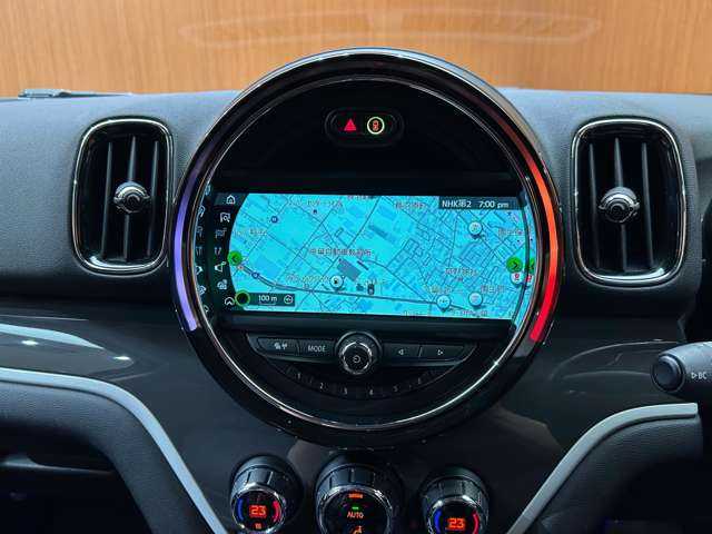 ＭＩＮＩ ミニ クロスオーバー クーパー SD オール4 千葉県 2017(平29)年 7.3万km メルティングシルバーM 黒革　/シートヒーター　/パワーシート　/ＡＣＣ　/純正ナビ　/バックカメラ　　/ＬＥＤヘッドライト　/オートライト　/リアＰＤＣ　/１オーナー　/電動リアゲート　/ＥＴＣ　/純正１８インチＡＷ　/ドライブレコーダー