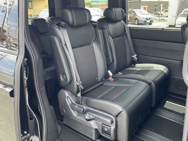 ホンダ ステップワゴン スパーダ eHEV 三重県 2025(令7)年 0.1千km クリスタルブラックパール 登録済未使用車/純正11.4型ナビ(AM/FM/CD/DVD/TV/BT)/純正15.6型リア席モニター/バックカメラ/BSM/前席シートヒーター/電動リヤゲート/スペアキー/オットマン/USB・タイプC給電ポート/革巻きステアリング/コーナーセンサー/レーダークルーズコントロール/パドルシフト/ウォークスルー/オートハイビーム/両側パワースライドドア/デイライト/電動格納ミラー/禁煙車