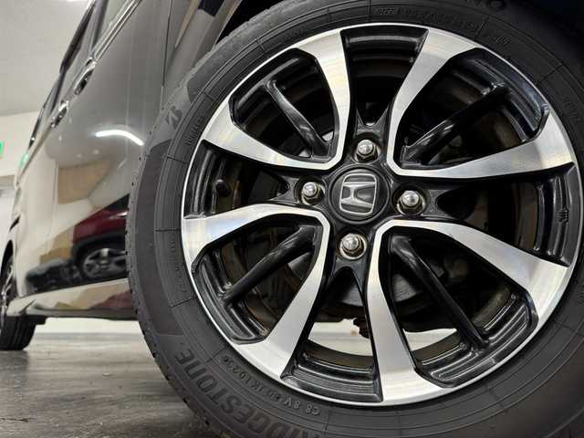 ホンダ Ｎ ＢＯＸ カスタム G L ホンダセンシング 三重県 2018(平30)年 5.3万km クリスタルブラックパール ガソリン/FF/インパネCVT/純正 8インチナビ VXU-185NBi/（CD/DVD/FM/AM/TV/Music Rack/iPod/SD/USB/Bluetooth/Apple CarPlay/VTR/AUX）/バックカメラ/両側パワースライドドア/ビルトイン ETC/Honda SENSING/・衝突軽減ブレーキ［CMBS］/・車線維持支援システム［LKAS］/・アダプティブクルーズコントロール［ACC］/・路外逸脱抑制機能/・先行車発進お知らせ機能/・標識認識機能/装備/・オートエアコン/・オートライト/・LED ヘッドライト＆フロントフォグランプ/・ステアリングスイッチ/・USBジャック（充電用（2.5A高速充電対応）x2、入力用x1）/・電動格納ドアミラー（ウインカー付）/・純正 14inAW/・スマートキーx2/・保/取/ナビ取/など