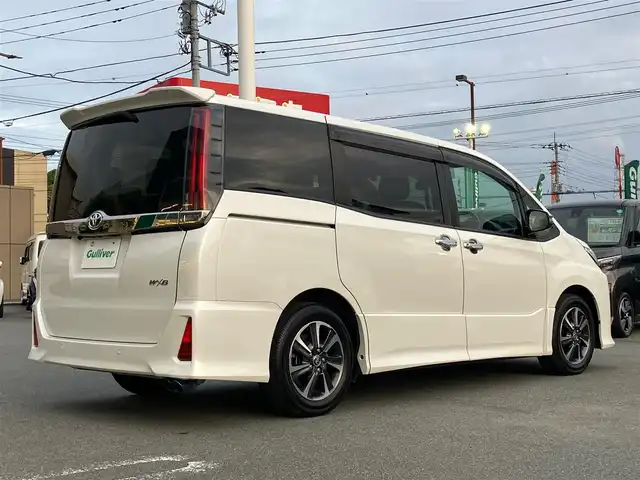 トヨタ ノア Si ダブルバイビーⅢ 静岡県 2021(令3)年 2.5万km ホワイトパールクリスタルシャイン 純正ＳＤ9インチナビ（ＣＤ、フルセグＴＶ、ＤＶＤ）/両側パワースライドドア/12インチフリップダウンモニター/バックカメラ/前後コーナーセンサー/ＥＴＣ２．０/ＬＥＤヘッドライト/スマートキー/前後ドライブレコーダー/純正アルミホイール/アイドリングスストップ/エンジンスタートボタン/パワーステアリング/パワーウィンドウ/ダブルオートエアコン/追従走行ありクルーズコントロール/Bluetooth/USB入力端子/三列シート/ウォークスルー/純正フロアマット/ハーフレザーシート/サイドエアロパーツ/ABS/横滑り防止装置/オートライト/W+サイドエアバック/衝突軽減システム/カーテンエアバック/サンバイザー