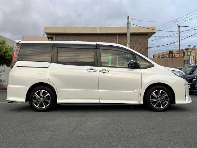 トヨタ ノア Si ダブルバイビーⅢ 静岡県 2021(令3)年 2.5万km ホワイトパールクリスタルシャイン 純正ＳＤ9インチナビ（ＣＤ、フルセグＴＶ、ＤＶＤ）/両側パワースライドドア/12インチフリップダウンモニター/バックカメラ/前後コーナーセンサー/ＥＴＣ２．０/ＬＥＤヘッドライト/スマートキー/前後ドライブレコーダー/純正アルミホイール/アイドリングスストップ/エンジンスタートボタン/パワーステアリング/パワーウィンドウ/ダブルオートエアコン/追従走行ありクルーズコントロール/Bluetooth/USB入力端子/三列シート/ウォークスルー/純正フロアマット/ハーフレザーシート/サイドエアロパーツ/ABS/横滑り防止装置/オートライト/W+サイドエアバック/衝突軽減システム/カーテンエアバック/サンバイザー