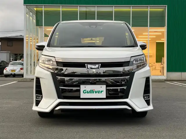 トヨタ ノア Si ダブルバイビーⅢ 静岡県 2021(令3)年 2.5万km ホワイトパールクリスタルシャイン 純正ＳＤ9インチナビ（ＣＤ、フルセグＴＶ、ＤＶＤ）/両側パワースライドドア/12インチフリップダウンモニター/バックカメラ/前後コーナーセンサー/ＥＴＣ２．０/ＬＥＤヘッドライト/スマートキー/前後ドライブレコーダー/純正アルミホイール/アイドリングスストップ/エンジンスタートボタン/パワーステアリング/パワーウィンドウ/ダブルオートエアコン/追従走行ありクルーズコントロール/Bluetooth/USB入力端子/三列シート/ウォークスルー/純正フロアマット/ハーフレザーシート/サイドエアロパーツ/ABS/横滑り防止装置/オートライト/W+サイドエアバック/衝突軽減システム/カーテンエアバック/サンバイザー