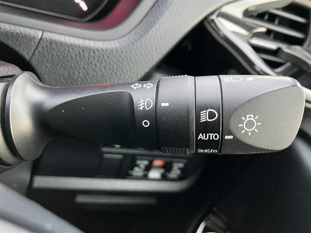 トヨタ ノア Si ダブルバイビーⅢ 静岡県 2021(令3)年 2.5万km ホワイトパールクリスタルシャイン 純正ＳＤ9インチナビ（ＣＤ、フルセグＴＶ、ＤＶＤ）/両側パワースライドドア/12インチフリップダウンモニター/バックカメラ/前後コーナーセンサー/ＥＴＣ２．０/ＬＥＤヘッドライト/スマートキー/前後ドライブレコーダー/純正アルミホイール/アイドリングスストップ/エンジンスタートボタン/パワーステアリング/パワーウィンドウ/ダブルオートエアコン/追従走行ありクルーズコントロール/Bluetooth/USB入力端子/三列シート/ウォークスルー/純正フロアマット/ハーフレザーシート/サイドエアロパーツ/ABS/横滑り防止装置/オートライト/W+サイドエアバック/衝突軽減システム/カーテンエアバック/サンバイザー