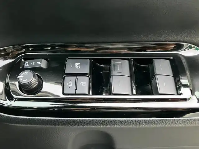 トヨタ ノア Si ダブルバイビーⅢ 静岡県 2021(令3)年 2.5万km ホワイトパールクリスタルシャイン 純正ＳＤ9インチナビ（ＣＤ、フルセグＴＶ、ＤＶＤ）/両側パワースライドドア/12インチフリップダウンモニター/バックカメラ/前後コーナーセンサー/ＥＴＣ２．０/ＬＥＤヘッドライト/スマートキー/前後ドライブレコーダー/純正アルミホイール/アイドリングスストップ/エンジンスタートボタン/パワーステアリング/パワーウィンドウ/ダブルオートエアコン/追従走行ありクルーズコントロール/Bluetooth/USB入力端子/三列シート/ウォークスルー/純正フロアマット/ハーフレザーシート/サイドエアロパーツ/ABS/横滑り防止装置/オートライト/W+サイドエアバック/衝突軽減システム/カーテンエアバック/サンバイザー