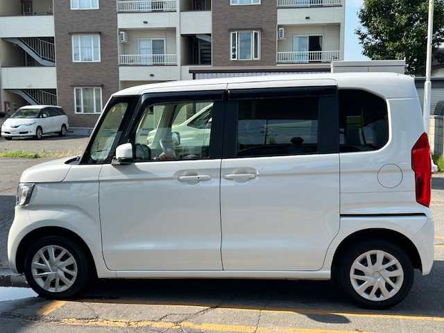 ホンダ Ｎ ＢＯＸ L 道東・釧路十勝 2023(令5)年 1.3万km プラチナホワイトパール ４WD/ホンダセンシング/純正ナビ/CD/DVD/BT/MSV/フルセグTV/バックカメラ /両側パワースライドドア/前席シートヒーター/ミラーヒーター/LEDヘッドライト/サイドエアバック/カーテンエアバック/オートライト/ドアバイザー