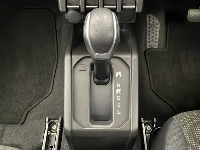 スズキ ジムニー XC 長野県 2023(令5)年 2.2万km ジャングルグリーン 4WD/社外ナビ（型番:CN-BR310B)/（CD/BL/FM/AM）/バックカメラ/ターボ/ETC/ドライブレコーダー（前）/クルーズコントロール（追従なし）/盗難防止装置/シートヒーター（前席）/ミラーヒーター/LEDヘッドライト/オートライト/フォグランプ/純正アルミホイール/社外マット/スマートキー
