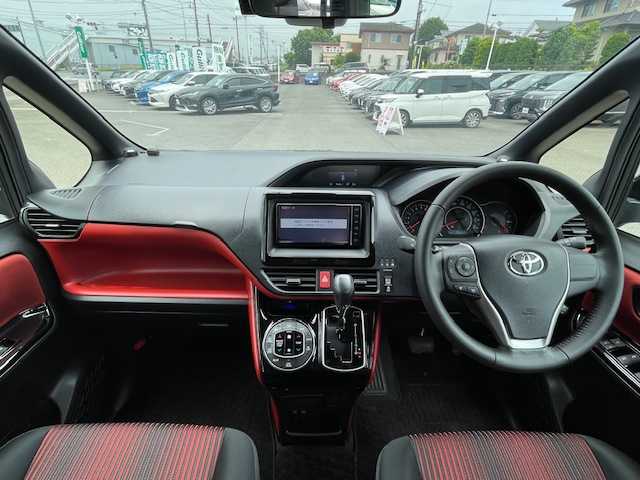 トヨタ ヴォクシー ZS 静岡県 2018(平30)年 2.6万km ブラッキッシュアゲハガラスフレーク ●純正ナビ/(フルセグ/CD/DVD/Bluetooth)/(NSZT-W68T)/●バックカメラ/●クルーズコントロール/●衝突被害軽減システム/●レーンキープアシスト/●LEDライト＆フォグランプ/●オートライト/●オートマチックハイビーム/●革巻きステアリング/●ステアリングスイッチ/●ETC/●前方ドライブレコーダー/●社外15インチアルミホイール/(WALD　SPORTS)/●サマータイヤ4本付/(純正アルミホイール)/●両側パワースライド/●電動格納ウィンカーミラー/●純正フロアマット/●ドアバイザー/●スマートキー/●プッシュスタート/●W＋ニーSRS＋ABS/●保証書/●車両取扱説明書/●ナビ取扱説明書
