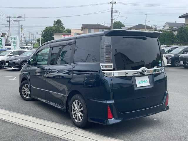 トヨタ ヴォクシー ZS 静岡県 2018(平30)年 2.6万km ブラッキッシュアゲハガラスフレーク ●純正ナビ/(フルセグ/CD/DVD/Bluetooth)/(NSZT-W68T)/●バックカメラ/●クルーズコントロール/●衝突被害軽減システム/●レーンキープアシスト/●LEDライト＆フォグランプ/●オートライト/●オートマチックハイビーム/●革巻きステアリング/●ステアリングスイッチ/●ETC/●前方ドライブレコーダー/●社外15インチアルミホイール/(WALD　SPORTS)/●サマータイヤ4本付/(純正アルミホイール)/●両側パワースライド/●電動格納ウィンカーミラー/●純正フロアマット/●ドアバイザー/●スマートキー/●プッシュスタート/●W＋ニーSRS＋ABS/●保証書/●車両取扱説明書/●ナビ取扱説明書