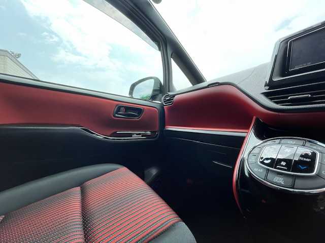 トヨタ ヴォクシー ZS 静岡県 2018(平30)年 2.6万km ブラッキッシュアゲハガラスフレーク ●純正ナビ/(フルセグ/CD/DVD/Bluetooth)/(NSZT-W68T)/●バックカメラ/●クルーズコントロール/●衝突被害軽減システム/●レーンキープアシスト/●LEDライト＆フォグランプ/●オートライト/●オートマチックハイビーム/●革巻きステアリング/●ステアリングスイッチ/●ETC/●前方ドライブレコーダー/●社外15インチアルミホイール/(WALD　SPORTS)/●サマータイヤ4本付/(純正アルミホイール)/●両側パワースライド/●電動格納ウィンカーミラー/●純正フロアマット/●ドアバイザー/●スマートキー/●プッシュスタート/●W＋ニーSRS＋ABS/●保証書/●車両取扱説明書/●ナビ取扱説明書