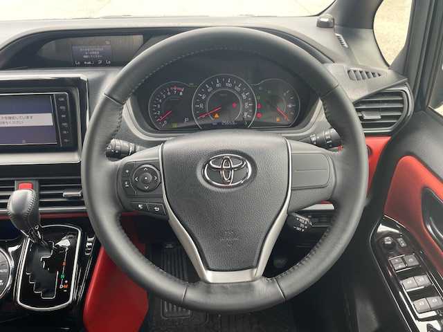 トヨタ ヴォクシー ZS 静岡県 2018(平30)年 2.6万km ブラッキッシュアゲハガラスフレーク ●純正ナビ/(フルセグ/CD/DVD/Bluetooth)/(NSZT-W68T)/●バックカメラ/●クルーズコントロール/●衝突被害軽減システム/●レーンキープアシスト/●LEDライト＆フォグランプ/●オートライト/●オートマチックハイビーム/●革巻きステアリング/●ステアリングスイッチ/●ETC/●前方ドライブレコーダー/●社外15インチアルミホイール/(WALD　SPORTS)/●サマータイヤ4本付/(純正アルミホイール)/●両側パワースライド/●電動格納ウィンカーミラー/●純正フロアマット/●ドアバイザー/●スマートキー/●プッシュスタート/●W＋ニーSRS＋ABS/●保証書/●車両取扱説明書/●ナビ取扱説明書