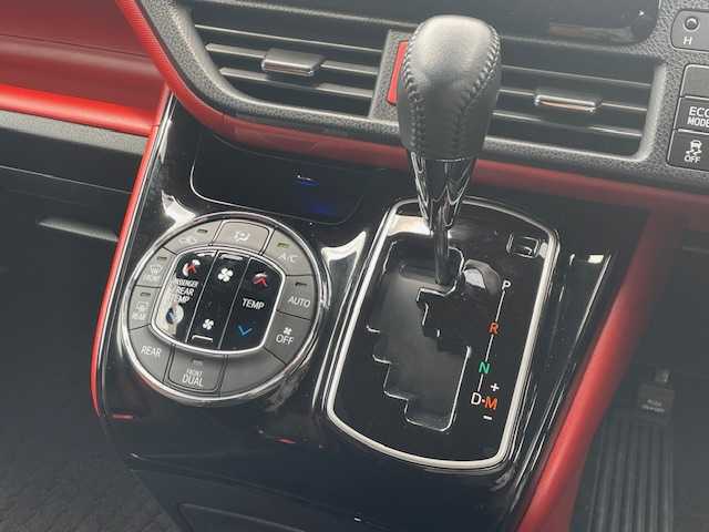 トヨタ ヴォクシー ZS 静岡県 2018(平30)年 2.6万km ブラッキッシュアゲハガラスフレーク ●純正ナビ/(フルセグ/CD/DVD/Bluetooth)/(NSZT-W68T)/●バックカメラ/●クルーズコントロール/●衝突被害軽減システム/●レーンキープアシスト/●LEDライト＆フォグランプ/●オートライト/●オートマチックハイビーム/●革巻きステアリング/●ステアリングスイッチ/●ETC/●前方ドライブレコーダー/●社外15インチアルミホイール/(WALD　SPORTS)/●サマータイヤ4本付/(純正アルミホイール)/●両側パワースライド/●電動格納ウィンカーミラー/●純正フロアマット/●ドアバイザー/●スマートキー/●プッシュスタート/●W＋ニーSRS＋ABS/●保証書/●車両取扱説明書/●ナビ取扱説明書