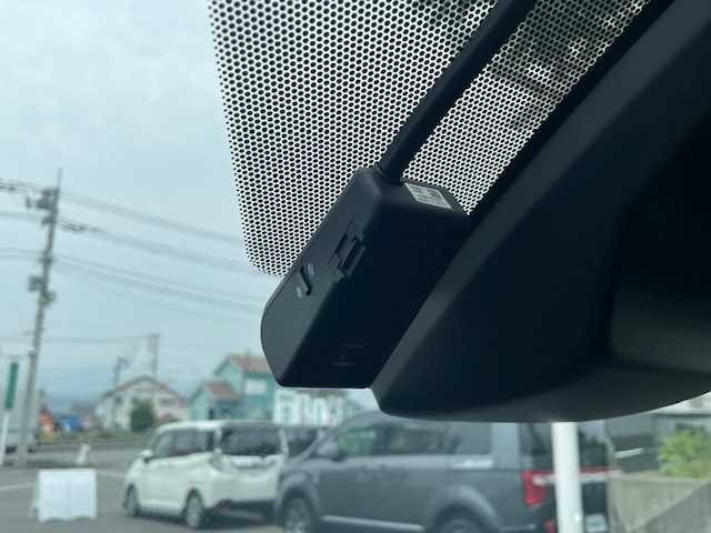 トヨタ ヴォクシー ZS 静岡県 2018(平30)年 2.6万km ブラッキッシュアゲハガラスフレーク ●純正ナビ/(フルセグ/CD/DVD/Bluetooth)/(NSZT-W68T)/●バックカメラ/●クルーズコントロール/●衝突被害軽減システム/●レーンキープアシスト/●LEDライト＆フォグランプ/●オートライト/●オートマチックハイビーム/●革巻きステアリング/●ステアリングスイッチ/●ETC/●前方ドライブレコーダー/●社外15インチアルミホイール/(WALD　SPORTS)/●サマータイヤ4本付/(純正アルミホイール)/●両側パワースライド/●電動格納ウィンカーミラー/●純正フロアマット/●ドアバイザー/●スマートキー/●プッシュスタート/●W＋ニーSRS＋ABS/●保証書/●車両取扱説明書/●ナビ取扱説明書