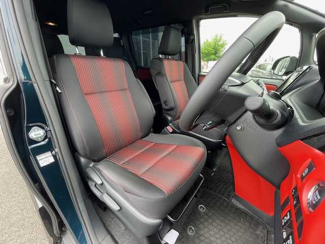 トヨタ ヴォクシー ZS 静岡県 2018(平30)年 2.6万km ブラッキッシュアゲハガラスフレーク ●純正ナビ/(フルセグ/CD/DVD/Bluetooth)/(NSZT-W68T)/●バックカメラ/●クルーズコントロール/●衝突被害軽減システム/●レーンキープアシスト/●LEDライト＆フォグランプ/●オートライト/●オートマチックハイビーム/●革巻きステアリング/●ステアリングスイッチ/●ETC/●前方ドライブレコーダー/●社外15インチアルミホイール/(WALD　SPORTS)/●サマータイヤ4本付/(純正アルミホイール)/●両側パワースライド/●電動格納ウィンカーミラー/●純正フロアマット/●ドアバイザー/●スマートキー/●プッシュスタート/●W＋ニーSRS＋ABS/●保証書/●車両取扱説明書/●ナビ取扱説明書