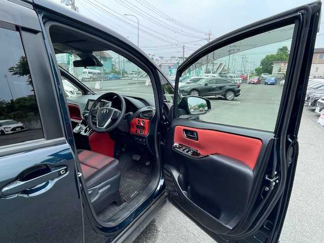 トヨタ ヴォクシー ZS 静岡県 2018(平30)年 2.6万km ブラッキッシュアゲハガラスフレーク ●純正ナビ/(フルセグ/CD/DVD/Bluetooth)/(NSZT-W68T)/●バックカメラ/●クルーズコントロール/●衝突被害軽減システム/●レーンキープアシスト/●LEDライト＆フォグランプ/●オートライト/●オートマチックハイビーム/●革巻きステアリング/●ステアリングスイッチ/●ETC/●前方ドライブレコーダー/●社外15インチアルミホイール/(WALD　SPORTS)/●サマータイヤ4本付/(純正アルミホイール)/●両側パワースライド/●電動格納ウィンカーミラー/●純正フロアマット/●ドアバイザー/●スマートキー/●プッシュスタート/●W＋ニーSRS＋ABS/●保証書/●車両取扱説明書/●ナビ取扱説明書