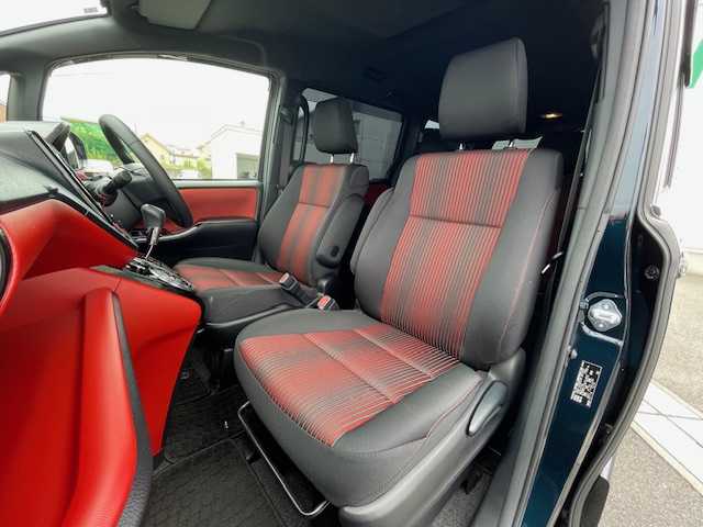 トヨタ ヴォクシー ZS 静岡県 2018(平30)年 2.6万km ブラッキッシュアゲハガラスフレーク ●純正ナビ/(フルセグ/CD/DVD/Bluetooth)/(NSZT-W68T)/●バックカメラ/●クルーズコントロール/●衝突被害軽減システム/●レーンキープアシスト/●LEDライト＆フォグランプ/●オートライト/●オートマチックハイビーム/●革巻きステアリング/●ステアリングスイッチ/●ETC/●前方ドライブレコーダー/●社外15インチアルミホイール/(WALD　SPORTS)/●サマータイヤ4本付/(純正アルミホイール)/●両側パワースライド/●電動格納ウィンカーミラー/●純正フロアマット/●ドアバイザー/●スマートキー/●プッシュスタート/●W＋ニーSRS＋ABS/●保証書/●車両取扱説明書/●ナビ取扱説明書