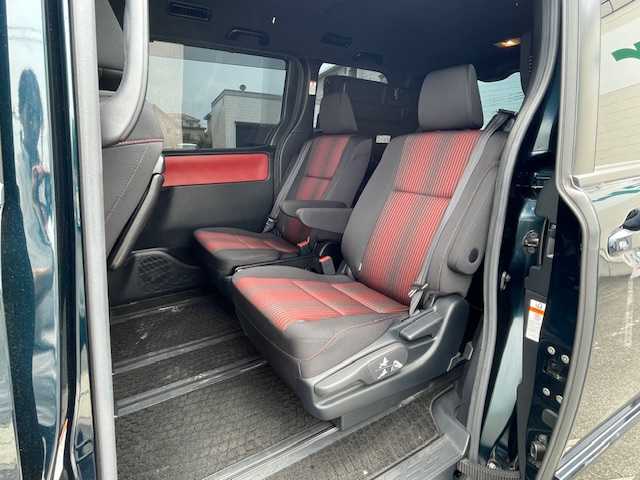 トヨタ ヴォクシー ZS 静岡県 2018(平30)年 2.6万km ブラッキッシュアゲハガラスフレーク ●純正ナビ/(フルセグ/CD/DVD/Bluetooth)/(NSZT-W68T)/●バックカメラ/●クルーズコントロール/●衝突被害軽減システム/●レーンキープアシスト/●LEDライト＆フォグランプ/●オートライト/●オートマチックハイビーム/●革巻きステアリング/●ステアリングスイッチ/●ETC/●前方ドライブレコーダー/●社外15インチアルミホイール/(WALD　SPORTS)/●サマータイヤ4本付/(純正アルミホイール)/●両側パワースライド/●電動格納ウィンカーミラー/●純正フロアマット/●ドアバイザー/●スマートキー/●プッシュスタート/●W＋ニーSRS＋ABS/●保証書/●車両取扱説明書/●ナビ取扱説明書