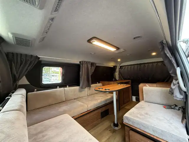 トヨタ ハイエース GL 香川県 2024(令6)年 0.4万km ホワイトパールクリスタルシャイン キャンピングカー/ストラーダSDナビ/フルセグ/CD/DVD/BT/デジタルインナーミラー/パノラミックビューモニター/セーフティセンス/プリクラッシュ/レーンキープ/オートハイビーム/シンク/ベットキット/サブバッテリー/外部１００Ｖ充電装置/電装配電盤/走行充電装置/100Vコンセント/照明/テーブル/カーテン/ＥＴＣ