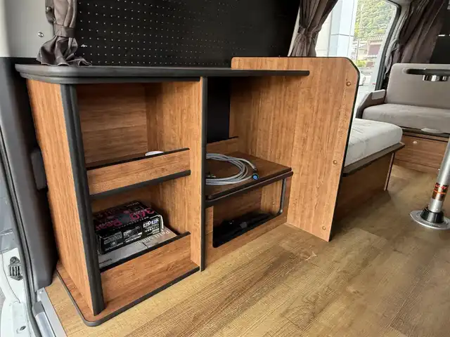 トヨタ ハイエース GL 香川県 2024(令6)年 0.4万km ホワイトパールクリスタルシャイン キャンピングカー/ストラーダSDナビ/フルセグ/CD/DVD/BT/デジタルインナーミラー/パノラミックビューモニター/セーフティセンス/プリクラッシュ/レーンキープ/オートハイビーム/シンク/ベットキット/サブバッテリー/外部１００Ｖ充電装置/電装配電盤/走行充電装置/100Vコンセント/照明/テーブル/カーテン/ＥＴＣ