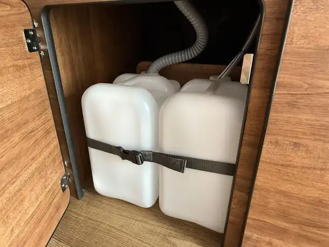 トヨタ ハイエース GL 香川県 2024(令6)年 0.4万km ホワイトパールクリスタルシャイン キャンピングカー/ストラーダSDナビ/フルセグ/CD/DVD/BT/デジタルインナーミラー/パノラミックビューモニター/セーフティセンス/プリクラッシュ/レーンキープ/オートハイビーム/シンク/ベットキット/サブバッテリー/外部１００Ｖ充電装置/電装配電盤/走行充電装置/100Vコンセント/照明/テーブル/カーテン/ＥＴＣ