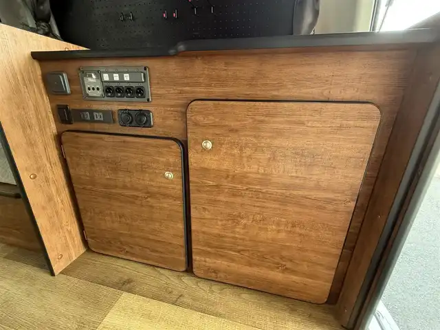 トヨタ ハイエース GL 香川県 2024(令6)年 0.4万km ホワイトパールクリスタルシャイン キャンピングカー/ストラーダSDナビ/フルセグ/CD/DVD/BT/デジタルインナーミラー/パノラミックビューモニター/セーフティセンス/プリクラッシュ/レーンキープ/オートハイビーム/シンク/ベットキット/サブバッテリー/外部１００Ｖ充電装置/電装配電盤/走行充電装置/100Vコンセント/照明/テーブル/カーテン/ＥＴＣ