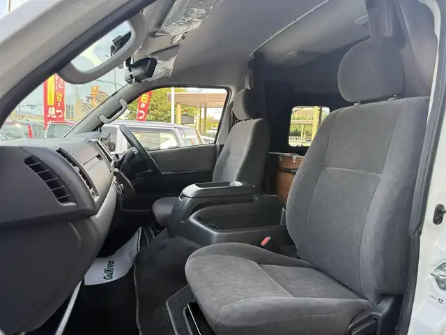 トヨタ ハイエース GL 香川県 2024(令6)年 0.4万km ホワイトパールクリスタルシャイン キャンピングカー/ストラーダSDナビ/フルセグ/CD/DVD/BT/デジタルインナーミラー/パノラミックビューモニター/セーフティセンス/プリクラッシュ/レーンキープ/オートハイビーム/シンク/ベットキット/サブバッテリー/外部１００Ｖ充電装置/電装配電盤/走行充電装置/100Vコンセント/照明/テーブル/カーテン/ＥＴＣ