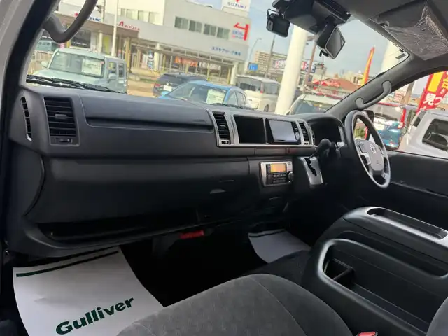 トヨタ ハイエース GL 香川県 2024(令6)年 0.4万km ホワイトパールクリスタルシャイン キャンピングカー/ストラーダSDナビ/フルセグ/CD/DVD/BT/デジタルインナーミラー/パノラミックビューモニター/セーフティセンス/プリクラッシュ/レーンキープ/オートハイビーム/シンク/ベットキット/サブバッテリー/外部１００Ｖ充電装置/電装配電盤/走行充電装置/100Vコンセント/照明/テーブル/カーテン/ＥＴＣ