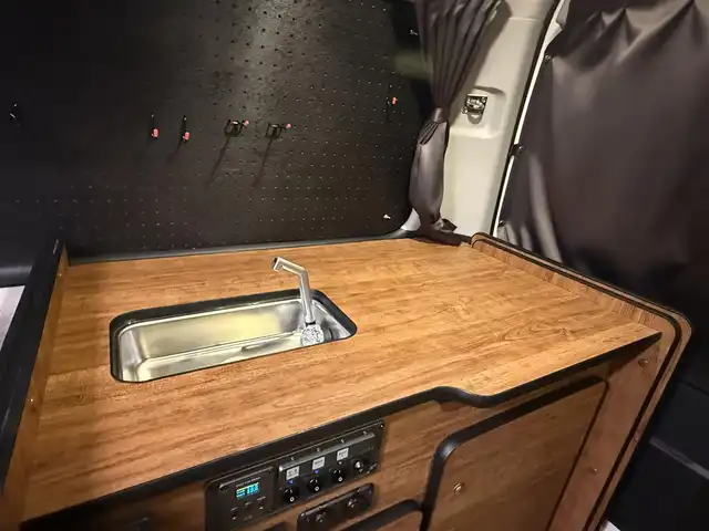 トヨタ ハイエース GL 香川県 2024(令6)年 0.4万km ホワイトパールクリスタルシャイン キャンピングカー/ストラーダSDナビ/フルセグ/CD/DVD/BT/デジタルインナーミラー/パノラミックビューモニター/セーフティセンス/プリクラッシュ/レーンキープ/オートハイビーム/シンク/ベットキット/サブバッテリー/外部１００Ｖ充電装置/電装配電盤/走行充電装置/100Vコンセント/照明/テーブル/カーテン/ＥＴＣ