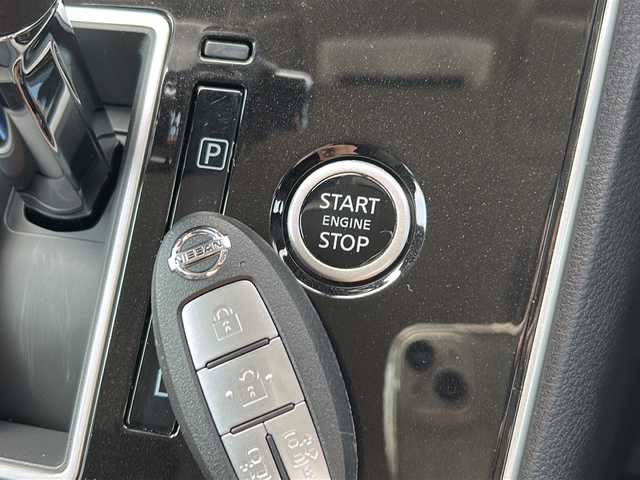 日産 セレナ ハイウェイスター V 茨城県 2019(令1)年 3.9万km ブリリアントホワイトパール 純正9インチディーラーオプションナビ（AM/FM/Bluetooth接続/フルセグTV/CD/DVD）/全周囲カメラ/純正ビルトインETC/クルーズコントロール/両側パワースライドドア/スマートキー/パーキングアシスト/アイドリングストップ/ブラインドスポットモニター/前側ドライブレコーダー/ウォークスルー/純正フロアマット/純正16インチアルミホイール/前後コーナーセンサー/レーンキープアシスト/横滑り防止装置/盗難防止装置/衝突被害軽減システム