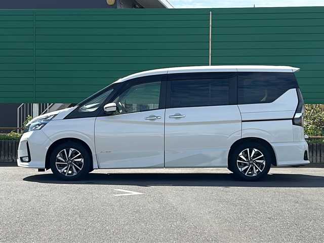 日産 セレナ ハイウェイスター V 茨城県 2019(令1)年 3.9万km ブリリアントホワイトパール 純正9インチディーラーオプションナビ（AM/FM/Bluetooth接続/フルセグTV/CD/DVD）/全周囲カメラ/純正ビルトインETC/クルーズコントロール/両側パワースライドドア/スマートキー/パーキングアシスト/アイドリングストップ/ブラインドスポットモニター/前側ドライブレコーダー/ウォークスルー/純正フロアマット/純正16インチアルミホイール/前後コーナーセンサー/レーンキープアシスト/横滑り防止装置/盗難防止装置/衝突被害軽減システム