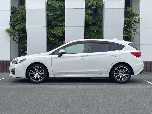 スバル インプレッサ スポーツ 2．0i－L アイサイト 静岡県 2017(平29)年 10.4万km クリスタルホワイトP 純正8インチSDナビ（ディーラーオプション）/（CD.DVD.FM.AM.フルセグ.ナノイー.ipod/アイサイトVer３/LEDヘッドライト/ボディ同色ドアミラー（電動格納ミラー・ウィンカーミラー）/リアースポイラー/プライバシーガラス/シルバーーステッチ入合皮貼インパネ/メッキ加飾付きPWスイッチ/アナログメーター/マルチインフォメーションディスプレイ/革巻きステアリング/パドルシフト/SRSエアバッグ/左右独立温度調整（デュアルエアコン）/スマートキー/プッシュスタート/ETC/純正ドアバイザー/ヒルホールドスイッチ/レーダークルーズコントロール