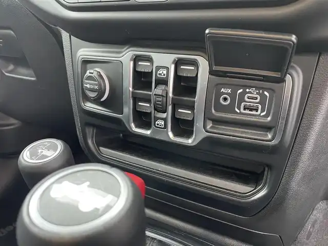 クライスラー・ジープ ジープ ラングラー アンリミテッド サハラ アルティチュード 富山県 2024(令6)年 1.3万km 白 ワンオーナー/黒革/純正ナビ/フルセグＴＶ/Bluetooth/ETC2.0/フロントカメラ/サイドカメラ/バックカメラ/レーダークルーズコントロール/スマートキー/プッシュスタートエンジン/LEDオートライト/純正ＡＷ付冬タイヤ4本積み込み