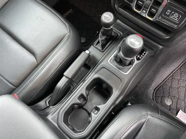 クライスラー・ジープ ジープ ラングラー アンリミテッド サハラ アルティチュード 富山県 2024(令6)年 1.3万km 白 ワンオーナー/黒革/純正ナビ/フルセグＴＶ/Bluetooth/ETC2.0/フロントカメラ/サイドカメラ/バックカメラ/レーダークルーズコントロール/スマートキー/プッシュスタートエンジン/LEDオートライト/純正ＡＷ付冬タイヤ4本積み込み