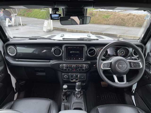 クライスラー・ジープ ジープ ラングラー アンリミテッド サハラ アルティチュード 富山県 2024(令6)年 1.3万km 白 ワンオーナー/黒革/純正ナビ/フルセグＴＶ/Bluetooth/ETC2.0/フロントカメラ/サイドカメラ/バックカメラ/レーダークルーズコントロール/スマートキー/プッシュスタートエンジン/LEDオートライト/純正ＡＷ付冬タイヤ4本積み込み