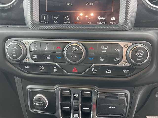 クライスラー・ジープ ジープ ラングラー アンリミテッド サハラ アルティチュード 富山県 2024(令6)年 1.3万km 白 ワンオーナー/黒革/純正ナビ/フルセグＴＶ/Bluetooth/ETC2.0/フロントカメラ/サイドカメラ/バックカメラ/レーダークルーズコントロール/スマートキー/プッシュスタートエンジン/LEDオートライト/純正ＡＷ付冬タイヤ4本積み込み